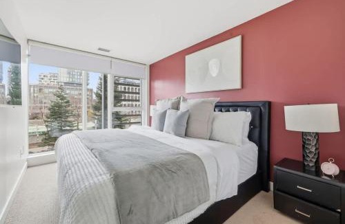 CityPlace Apartment | Luxurious 4BR Oasis Walk to CN Tower Entertainment