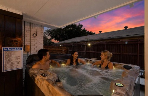 The Colony House | Luxurious 5BR 2BA Holiday Home with Pool, Grill, Sauna & Game Room