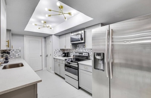 The Colony House | Luxurious Home with Pool, Grill, Sauna & Game Room