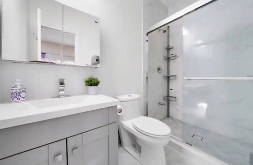 Toronto House | Luxurious house at central location close to hiking trails and all amenities.