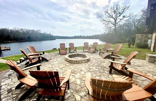Athens Cabin | Luxurious Log Cabin Rental for Groups with Private Lake near Dallas, Texas