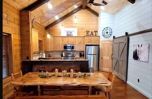Georgetown Cabin | Luxurious Log Cabin on Premiere Equestrian Facility in Georgetown, TX