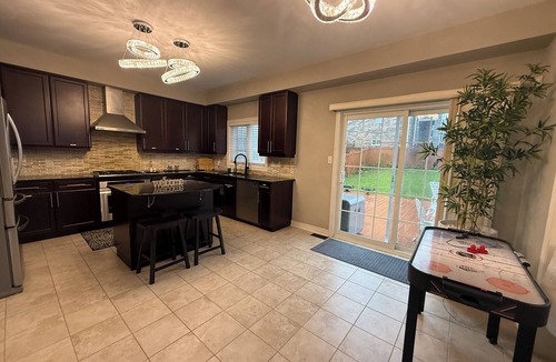 Durham Region Villa | Luxurious Villa: 1 hour to Toronto+3 Living Rooms+4 bedrooms+4 toilets+ Backyard