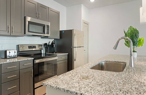 Stony Ridge North Apartment | Luxury 1BD/1BA Next to Airport 9068