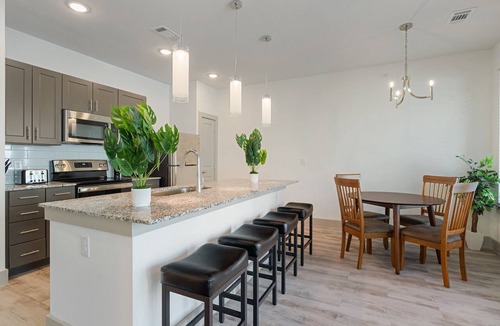 Stony Ridge North Apartment | Luxury 1BD/1BA Next to Airport 9068