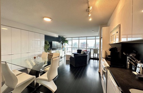 Central Waterfront Apartment | Luxury 2 bedroom with Lake View