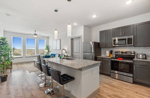 Stony Ridge North Apartment | Luxury 2BD/2BA Next to Airport d40p