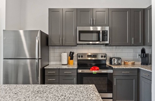 Stony Ridge North Apartment | Luxury 2BD/2BA Next to Airport d40p