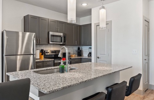 Stony Ridge North Apartment | Luxury 2BD/2BA Next to Airport w012