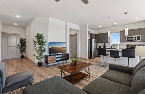 Stony Ridge North Apartment | Luxury 2BD/2BA Next to Airport ekr8
