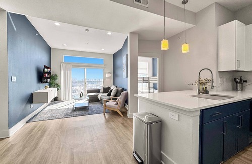 Deep Ellum Apartment | Luxury 2BD in Deep Ellum w/Pool Gym Parking