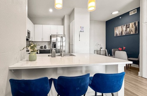 Deep Ellum Apartment | Luxury 2BD in Deep Ellum w/Pool Gym Parking