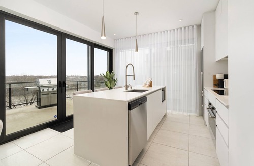 Laval Condo | Luxury 2BR Condo w/Rooftop Jacuzzi & Water Views