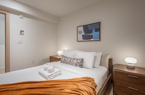 Downtown Montreal Apartment | Luxury 4BR 3BA Penthouse with Private Terrace