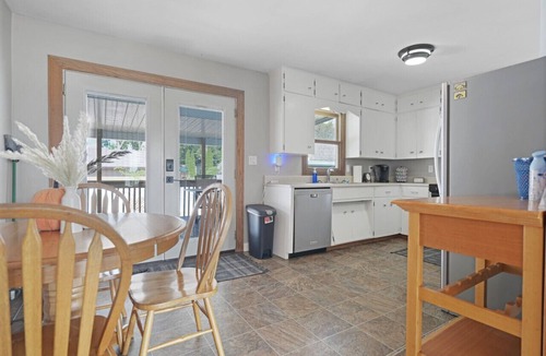 Waterloo House | Luxury 5BR w/Pool & Hot Tub near Theme/Water Park