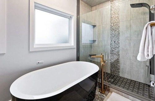 Ruthven House | Luxury bed & bath with jetted tub and bidet system