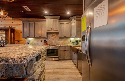 Hochatown Cabin | Luxury Broken Bow Cabin w/Private Pond | Sleeps 18