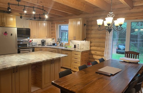 Algonquin Highlands Cottage | Luxury cottage in tranquil Algonquin Highlands with WiFi