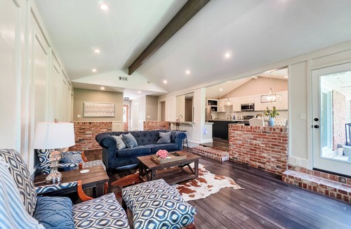Walnut Place House | Luxury Creekside Executive Retreat. 10 Min to Downtown Austin. Pet Friendly.