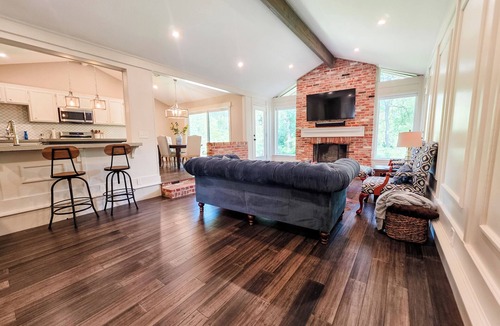 Walnut Place House | Luxury Creekside Executive Retreat. 10 Min to Downtown Austin. Pet Friendly.