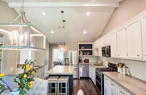 Walnut Place House | Luxury Creekside Executive Retreat. 10 Min to Downtown Austin. Pet Friendly.