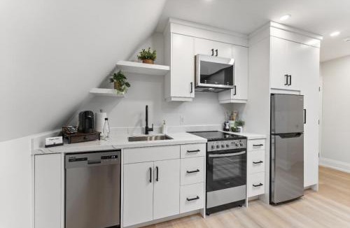 Keelesdale - Eglinton West Apartment | Luxury Deluxe 1 BR - 1 Bed - New Build - Near Downtown