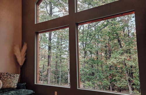 Eureka Springs Cabin | Luxury Forest Cabin w/Hot Tub 5 Min to Downtown