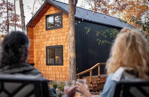 Eureka Springs Cabin | Luxury Forest Cabin w/Hot Tub 5 Min to Downtown