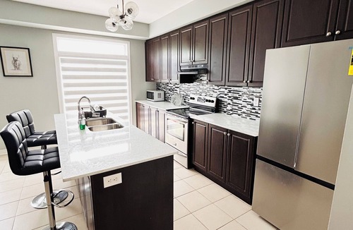 Brampton House | Luxury home promo price 7 beds Netflix parking