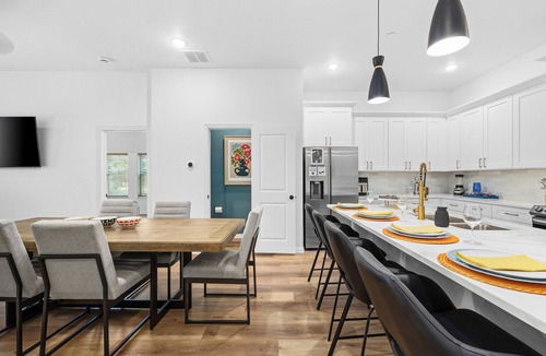 Arlington House | Luxury Home w/Parking | Walk to AT&T Stadium