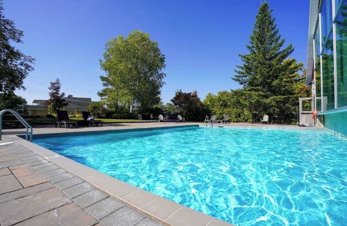 Oro-Medonte Apartment | Luxury Jacuzzi Suite-Full Kitchen