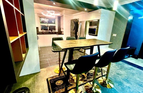 Richmond Hill House | Luxury KIA Room B