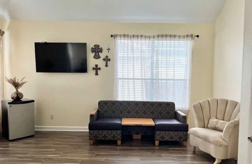 Wortham Park House | Luxury, King Suite & Extras! Gameroom-Office-Gym