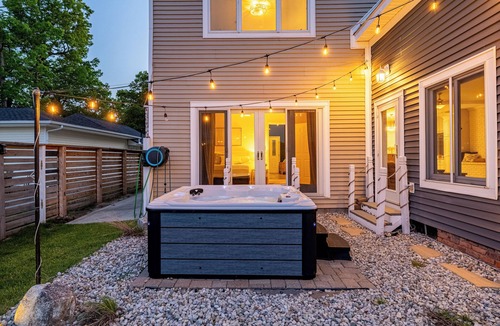 Brooklyn House | Luxury Lakefront Home: Hot Tub l Beach l Sleeps 15