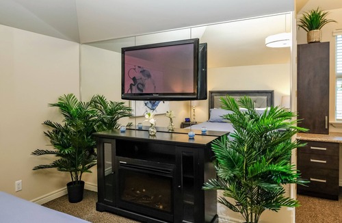 LaSalle Apartment | Luxury Loft- Waterfront, Pool, Tennis, Kayaks & MORE!