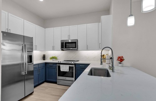 Deep Ellum Apartment | Luxury Modern 2BR Sleeps 8 | near Fair Park Dallas