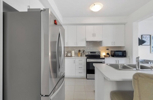 Thorold House | Luxury Niagara Escape 4-BR Near Falls & Wine Ctry