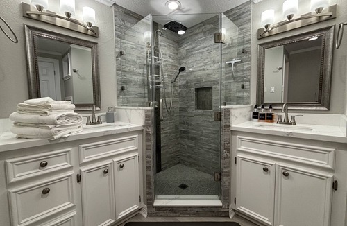 Porter House | Luxury Oasis Retreat in Houston! Main House + Guest House included