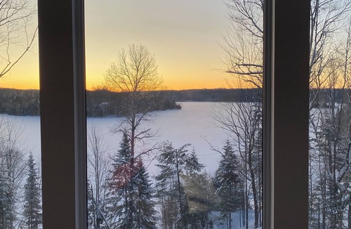 La Minerve House | Luxury Panoramic Lakeview Cottage w/Spa, Game Room & Beach