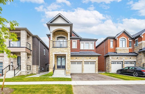 Brampton House | Luxury Retreat with Workspace & Spacious Backyard