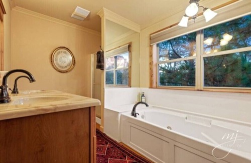 Lone Rock Cabin | Luxury Riverfront Lodge Fishing, Hot Tub & White River Access and Ozark Views”