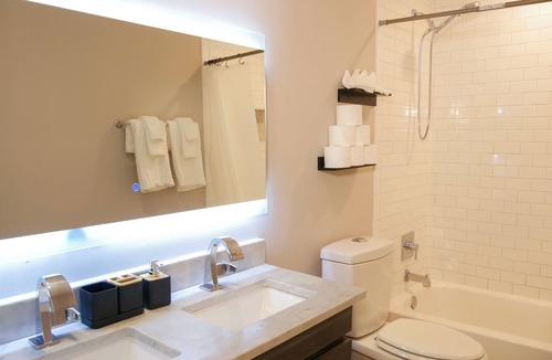 Oak Lawn Condo | Luxury Smart Home l Prime Dallas l Walk to Bars