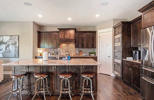 Elkhorn House | Luxury Stay with Golf Simulator and 3 King Bedrooms!