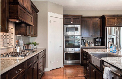 Elkhorn House | Luxury Stay with Golf Simulator and 3 King Bedrooms!