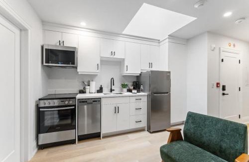 Keelesdale - Eglinton West House | Luxury Suite 1 BR - 1 Bed - Stylish - New Build - Downtown