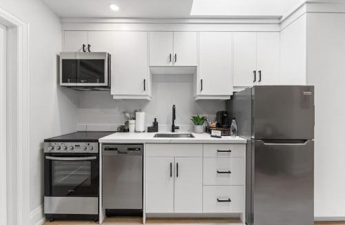 Keelesdale - Eglinton West House | Luxury Suite 1 BR - 1 Bed - Stylish - New Build - Downtown