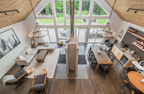 Tobermory Cabin | Luxury Tobermory Retreat: Modern Home and Hot Tub