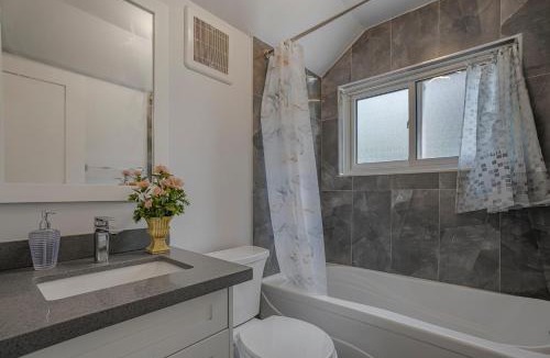 Willowdale Apartment | Luxury Toronto Stay with BBQ, Gazebo, Games & Parking