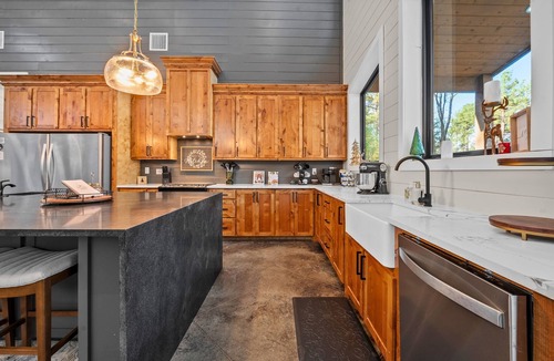 Pickens Cabin | Luxury Two-Space Retreat for Large Groups