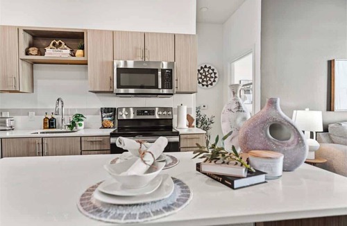 Rogers House | Luxury Unit w/Pool + Gym | LCP Collection
